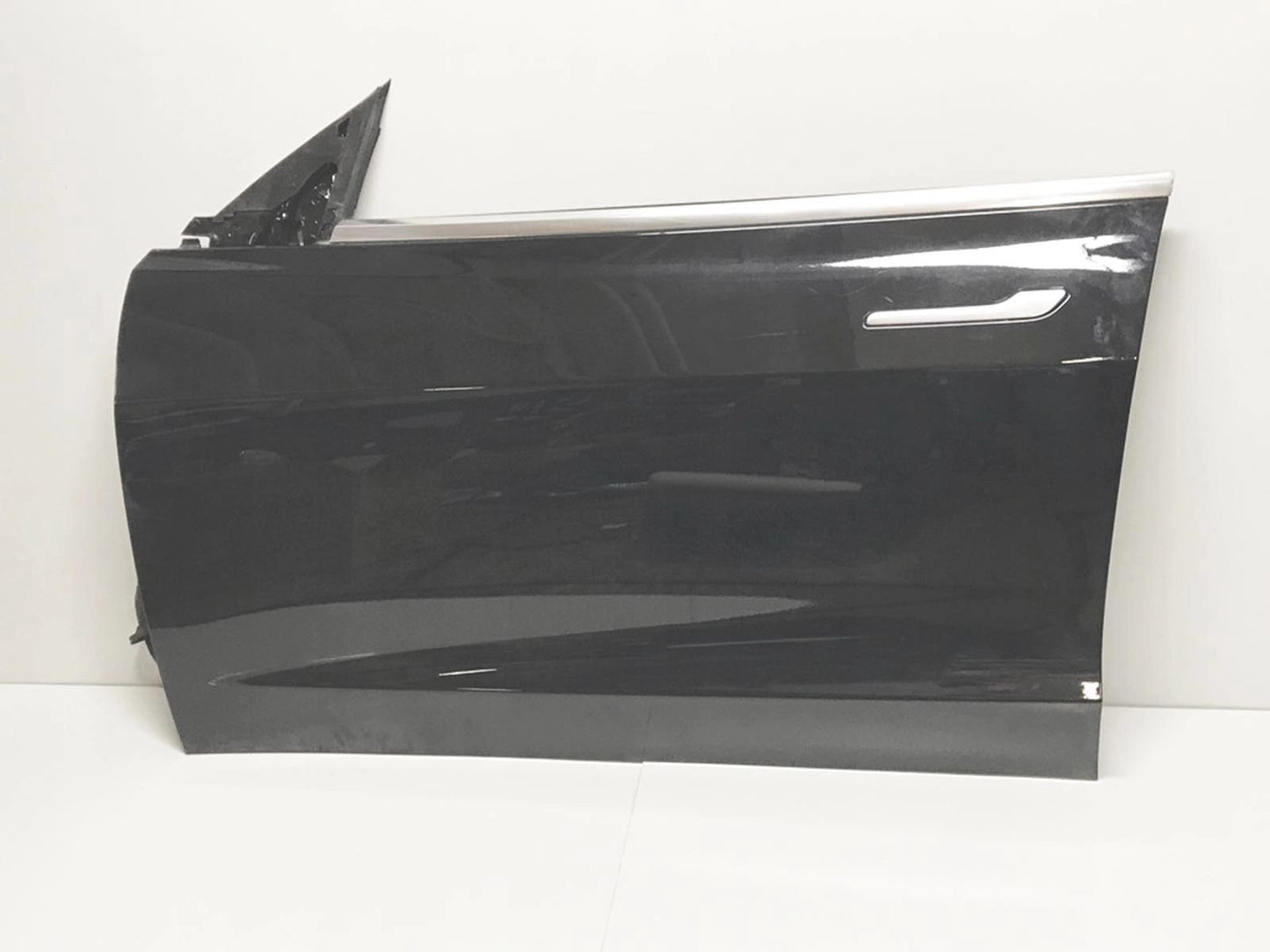 TeslaModel3:FrontLeftDoorLH(1081421-E0-C,1081421E0C,1081421E0C)