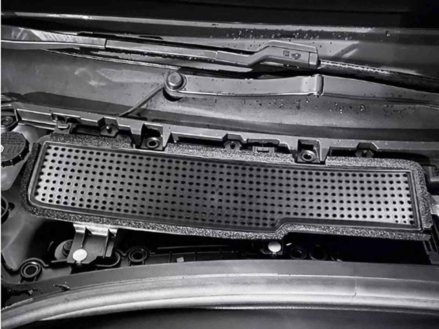 TeslaModel3:AirInletVentGrilleCover-RightHandDrive