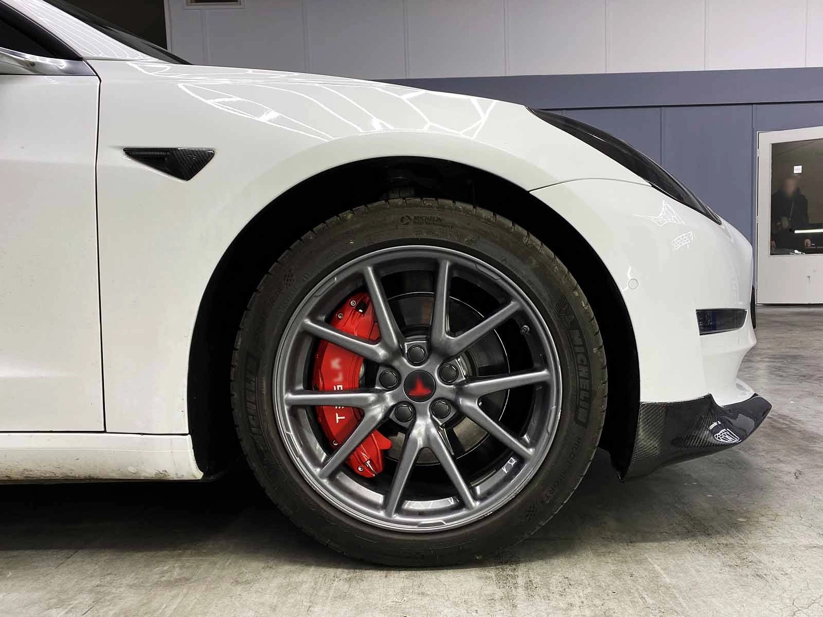TeslaModel3:BrakeCaliperCover